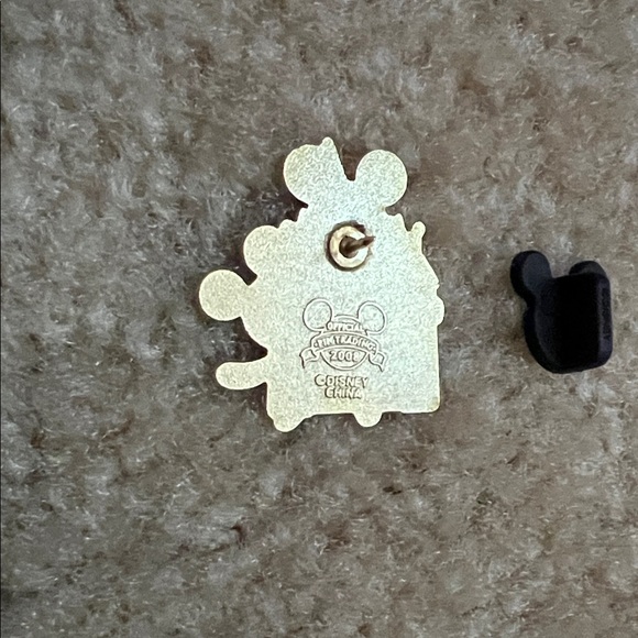 Disney Mickey Mouse Trading Pin - Picture 2 of 3